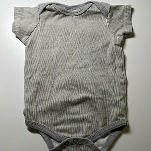 NWOT grey chevron short sleeve onesie, size 6-9M